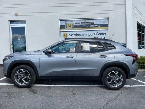Used 2024 Chevrolet Trax LT FWD image 2