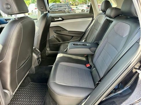 Certified 2022 Volkswagen Taos SE FWD image 17