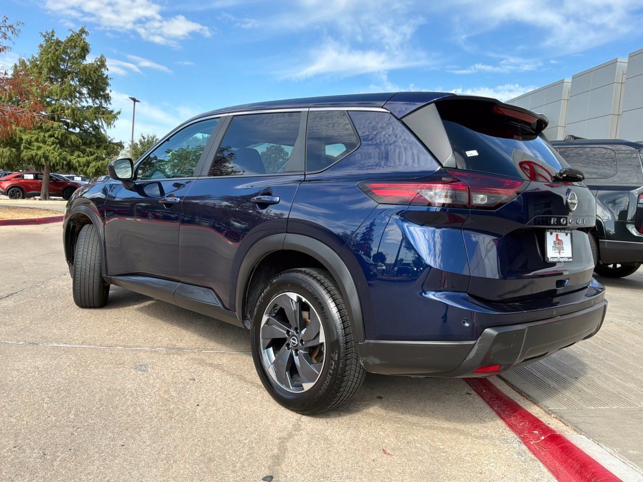 Used 2025 Nissan Rogue SV FWD image 8