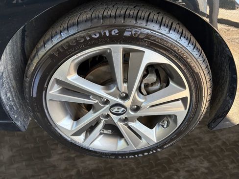 Used 2017 Hyundai Elantra Limited w/ Limited Tech Package 08 FWD image 42