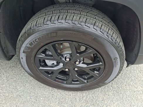 Used 2024 Jeep Grand Cherokee L Altitude image 9