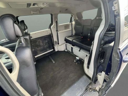 Used 2014 Chrysler Town & Country Touring image 13