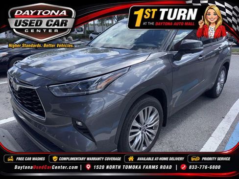 Used 2024 Toyota Highlander Platinum FWD image 1