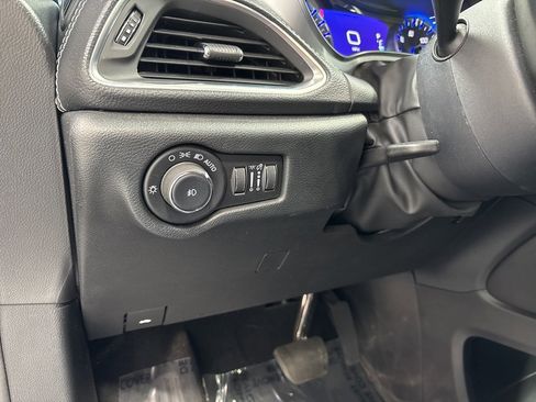 Used 2025 Chrysler Pacifica Limited image 28