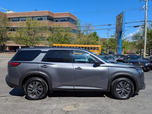 Used 2022 Nissan Pathfinder S AWD/4WD image 6