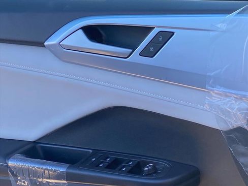 New 2026 Volkswagen Taos SE image 10