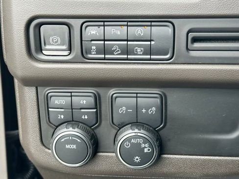 Used 2024 Chevrolet Tahoe Z71 w/ Luxury Package AWD/4WD image 16