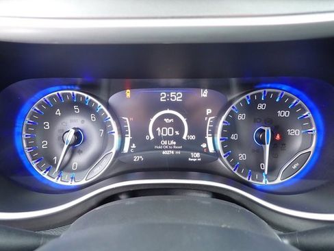 Used 2023 Chrysler Pacifica Touring-L image 29