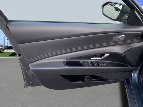 Certified 2025 Hyundai Elantra SEL FWD image 17