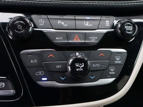 Used 2021 Chrysler Pacifica Touring-L image 37