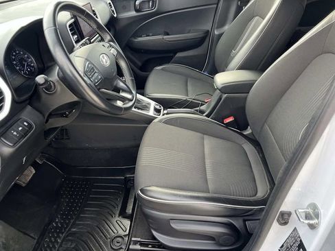Used 2022 Hyundai Venue Limited image 16