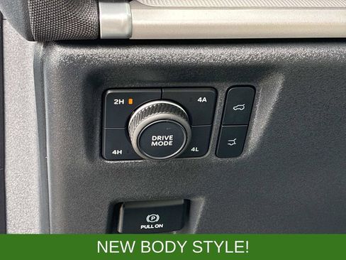 Used 2025 Ford Expedition Active image 28