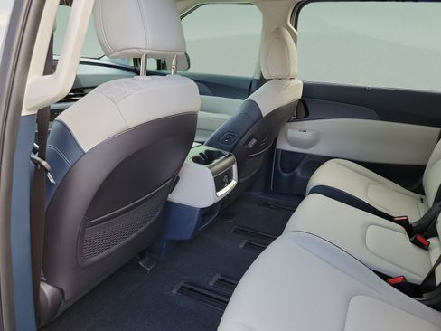 New 2026 Kia Carnival EX FWD image 5