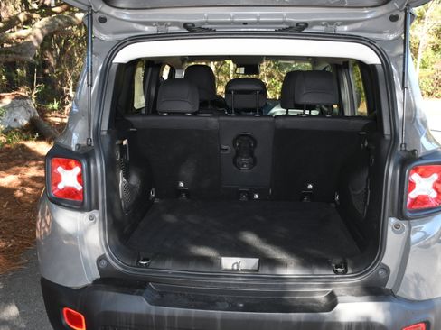 Used 2019 Jeep Renegade Latitude w/ Safety & Security Group II image 16