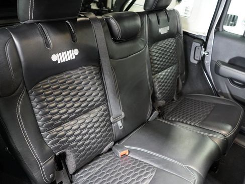 Used 2019 Jeep Wrangler Unlimited Sahara AWD/4WD image 21
