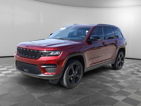 Used 2025 Jeep Grand Cherokee Altitude AWD/4WD image 2