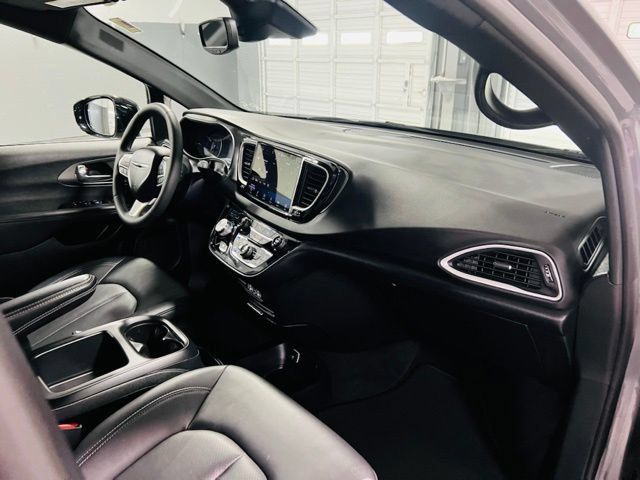Used 2025 Chrysler Pacifica Select FWD image 31