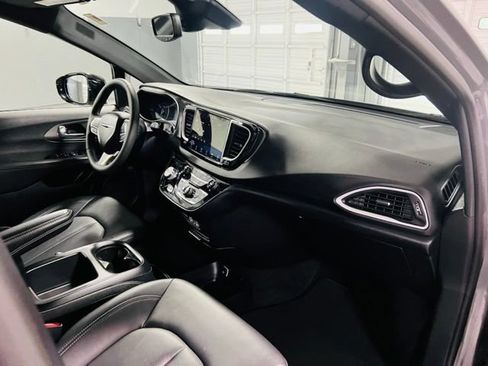 Used 2025 Chrysler Pacifica Select FWD image 31