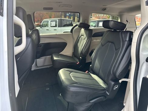 Used 2024 Chrysler Pacifica Touring-L image 26
