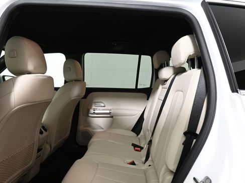 Certified 2025 Mercedes-Benz GLB 250 4MATIC image 33