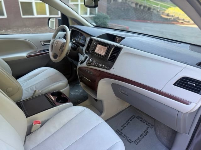 Used 2012 Toyota Sienna XLE FWD image 16