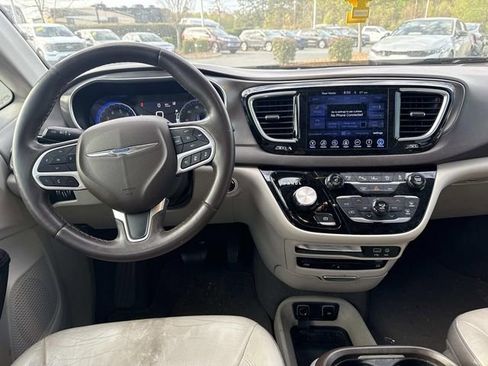 Used 2017 Chrysler Pacifica Touring-L Plus image 4