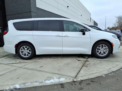 Used 2024 Chrysler Pacifica Touring-L image 8