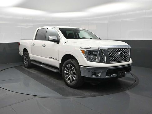 Used 2019 Nissan Titan SL image 2