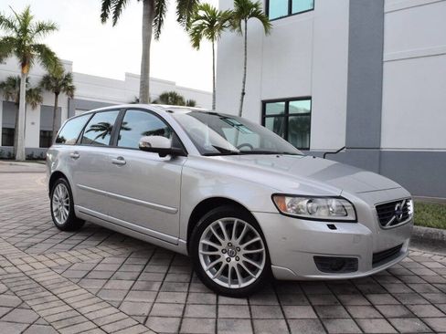 Used 2011 Volvo V50 T5 image 1