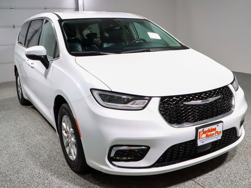 Used 2023 Chrysler Pacifica Touring-L FWD image 5