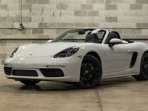 Used 2021 Porsche 718 Boxster RWD image 4