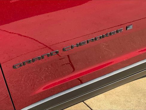 New 2025 Jeep Grand Cherokee Limited w/ Black Appearance Package image 15