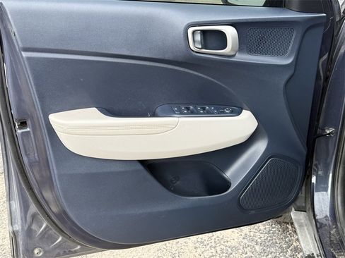 Used 2022 Hyundai Venue Limited image 10