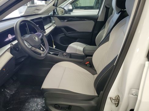 New 2025 Volkswagen Tiguan SE image 4