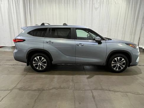 Certified 2024 Toyota Highlander XLE AWD/4WD image 3