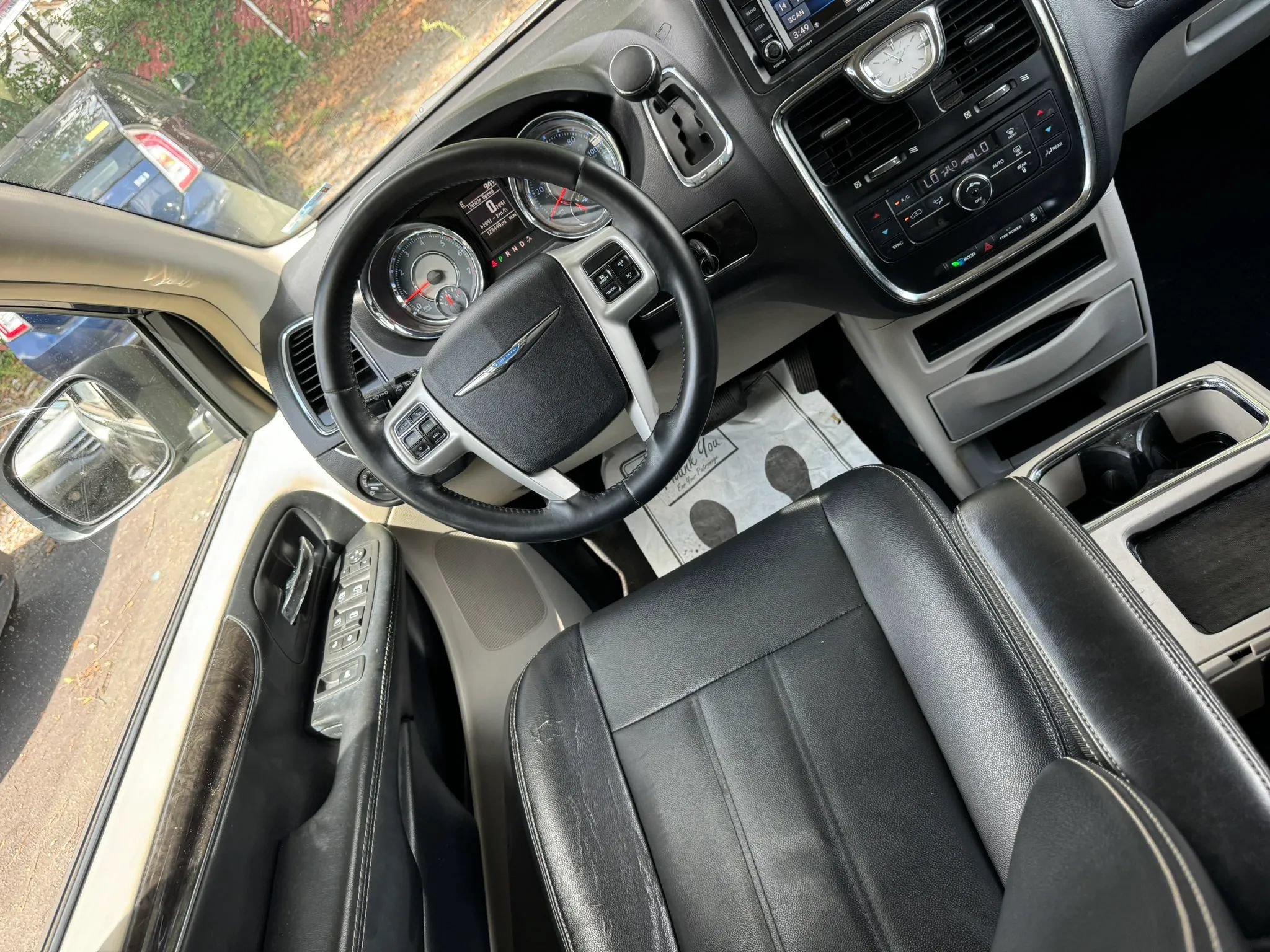 Used 2016 Chrysler Town & Country Touring FWD image 11
