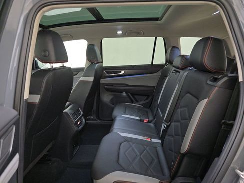 Used 2024 Volkswagen Atlas Peak Edition SE image 11