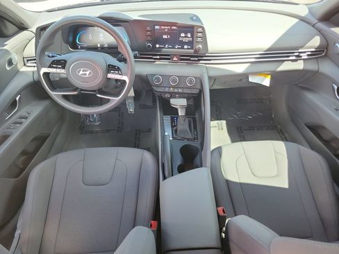 Used 2025 Hyundai Elantra SE FWD image 13