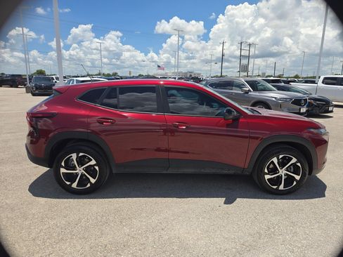 Used 2024 Chevrolet Trax RS w/ Sunroof Package FWD image 2