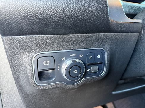 Used 2021 Mercedes-Benz GLB 250 w/ Premium Package image 21