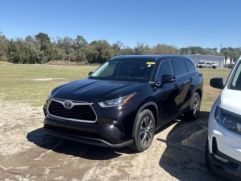 Used 2020 Toyota Highlander XLE image 2