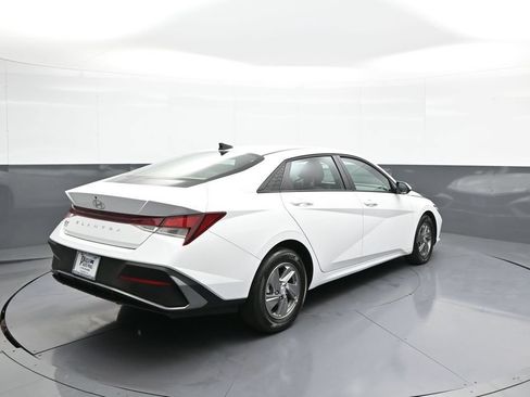 Certified 2025 Hyundai Elantra SE w/ Cargo Package FWD image 6