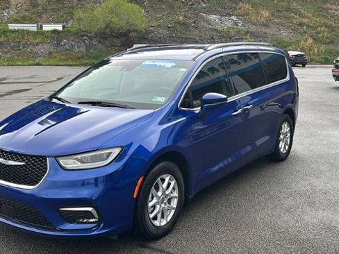 Used 2021 Chrysler Pacifica Touring-L FWD image 3