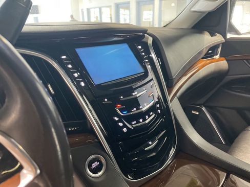Used 2019 Cadillac Escalade Premium Luxury image 11