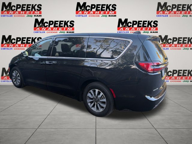 Used 2023 Chrysler Pacifica Touring-L FWD image 3