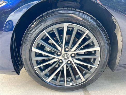 Certified 2025 Lexus ES 300h w/ Premium Package image 9