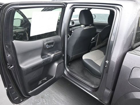 Used 2022 Toyota Tacoma TRD Sport image 17