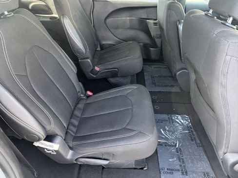 Used 2024 Chrysler Pacifica Touring FWD image 11
