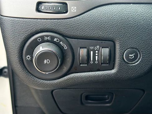 Used 2019 Jeep Cherokee Overland w/ Technology Group AWD/4WD image 31