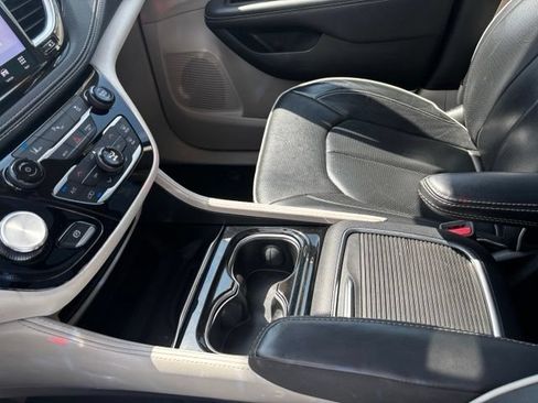 Used 2023 Chrysler Pacifica Limited FWD image 26